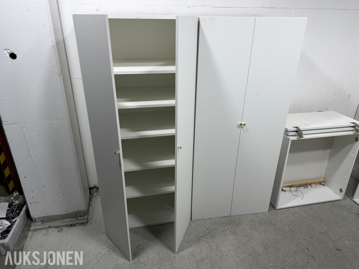 Hvite skapmoduler med dører og hyller