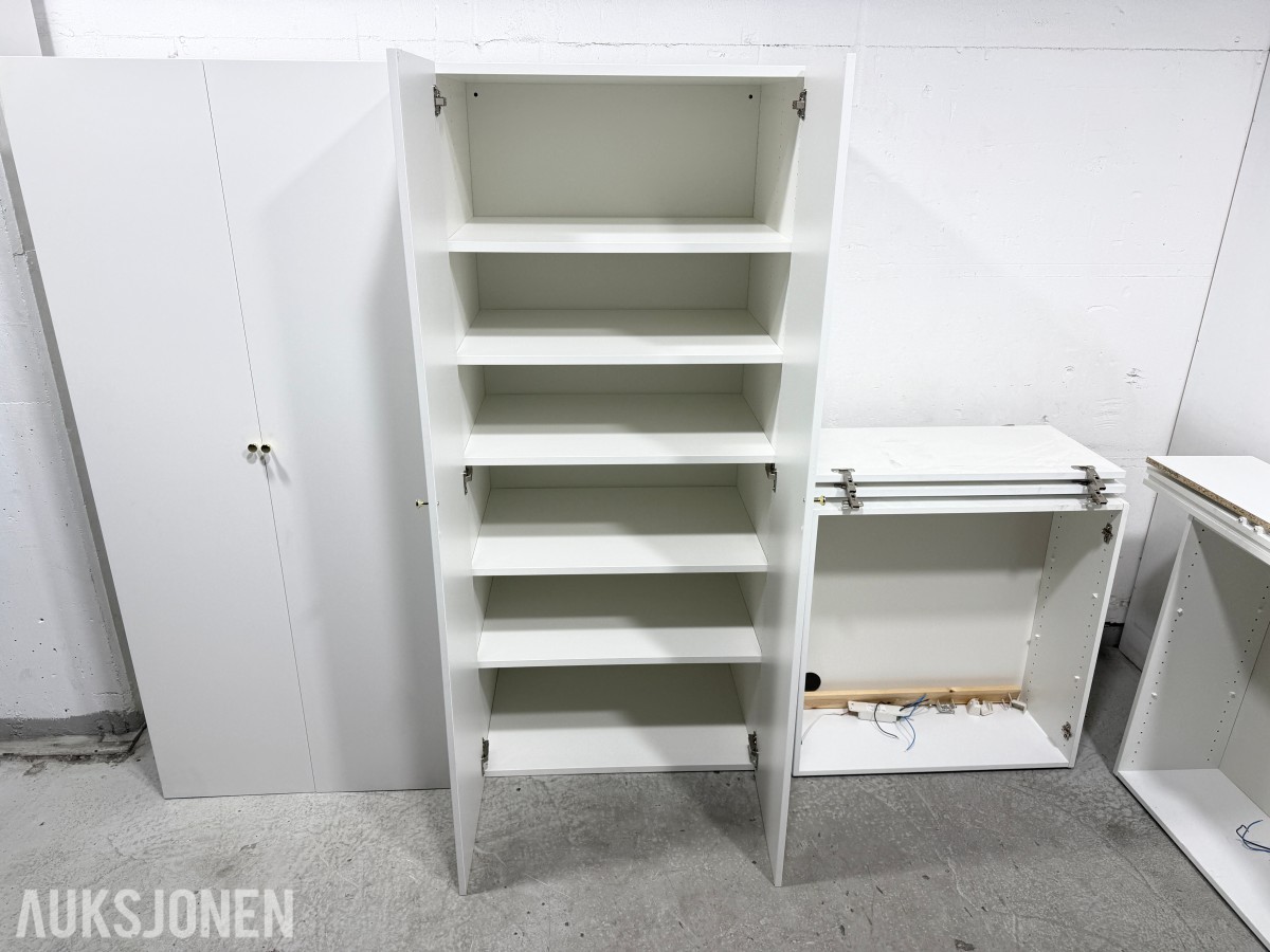 Hvite skapmoduler med dører og hyller