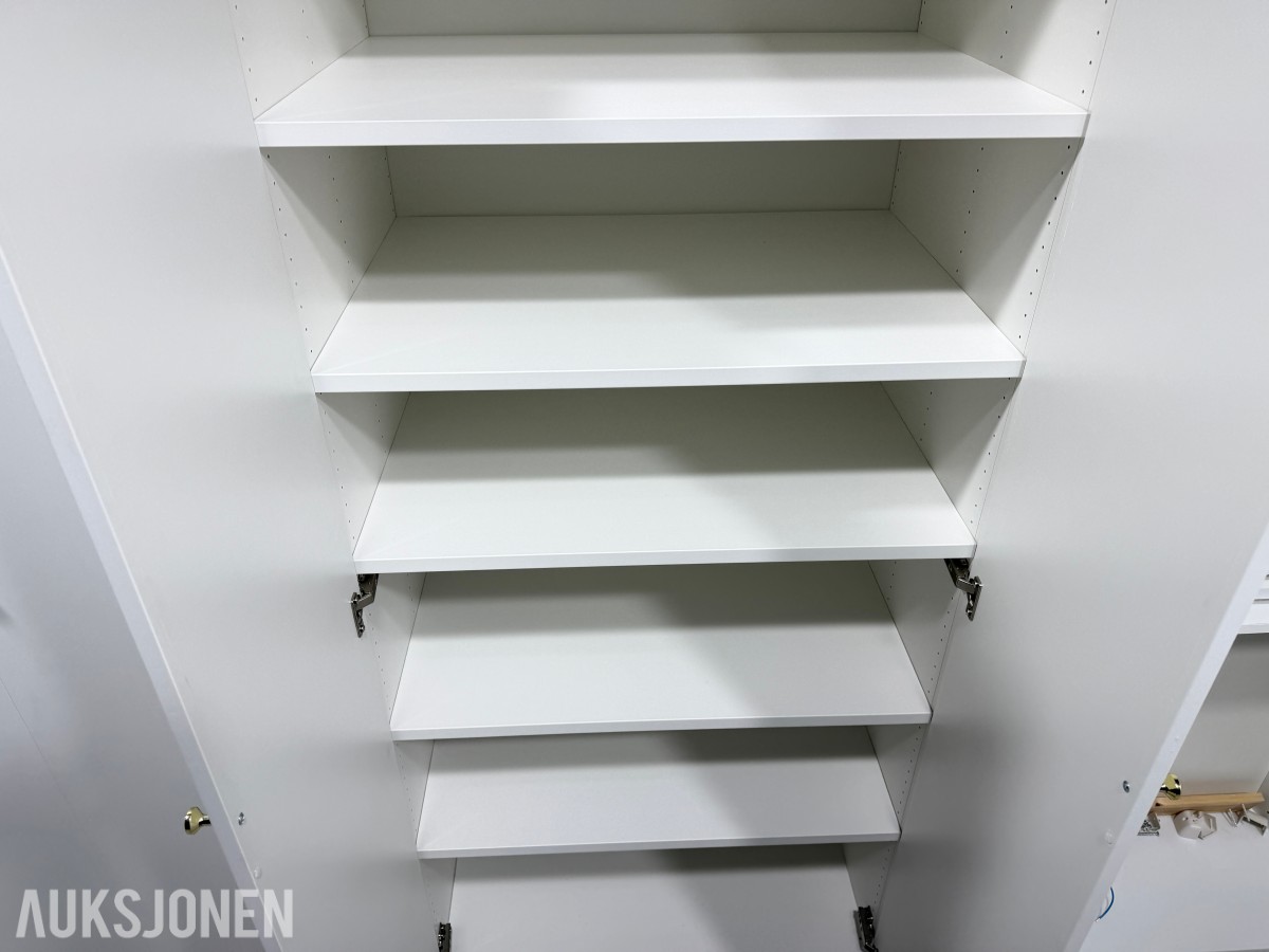 Hvite skapmoduler med dører og hyller