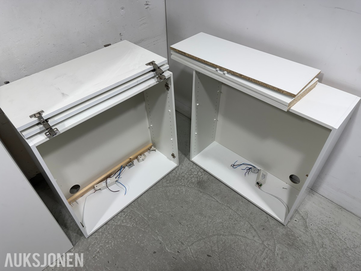 Hvite skapmoduler med dører og hyller