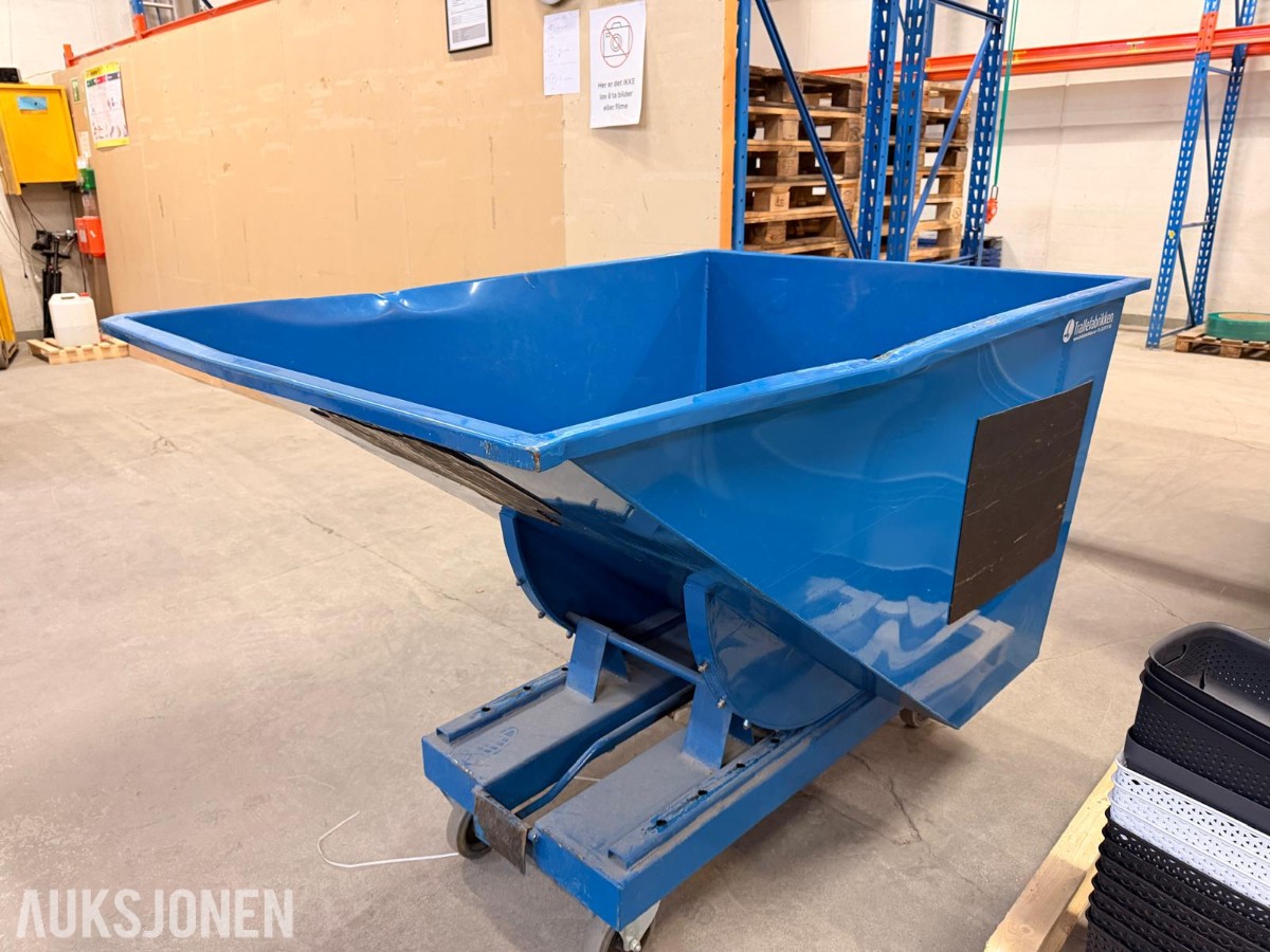 Tippcontainer for papp med mekanisk tippmekanisme