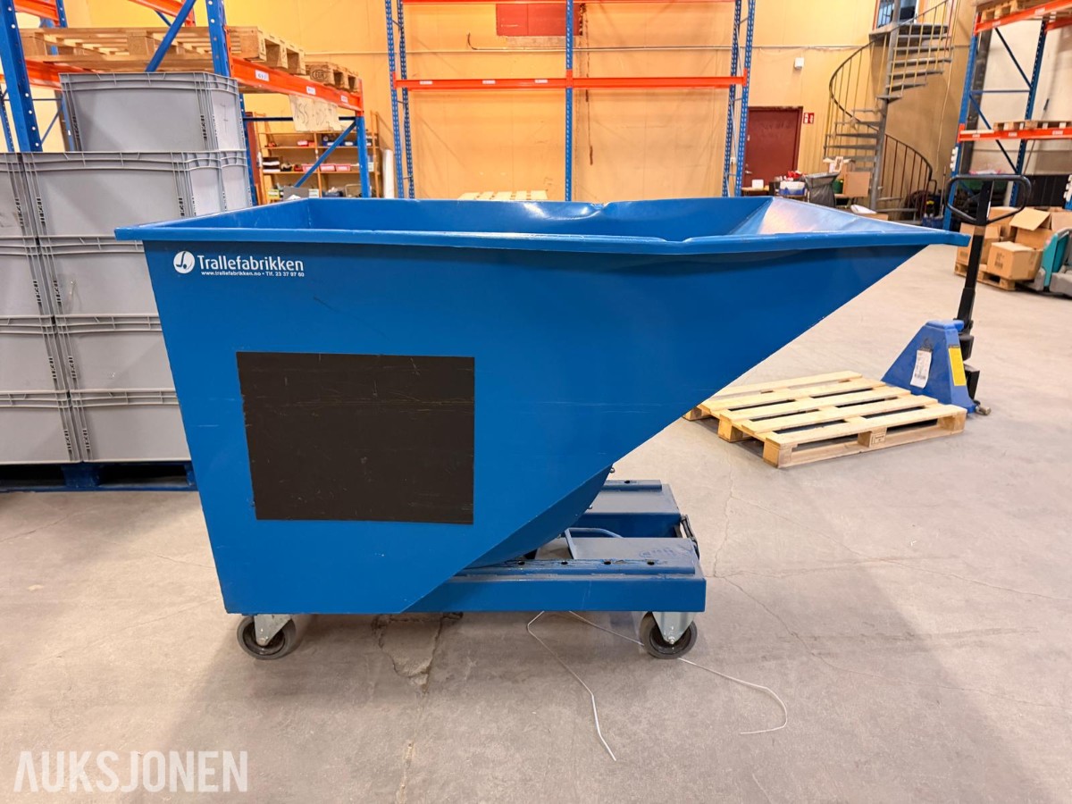 Tippcontainer for papp med mekanisk tippmekanisme