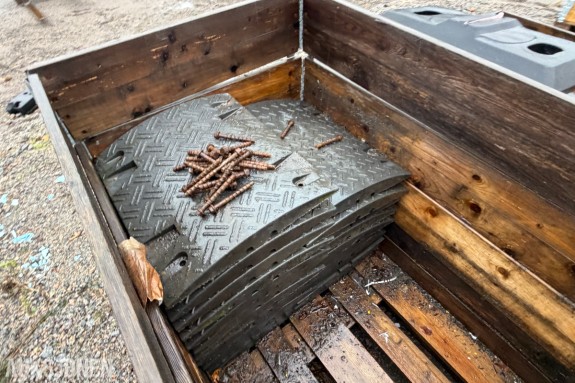 Kjørepads for kabler - kjørbar kabelbeskyttelse to kabelkanaler - rampeseksjoner med flate plater