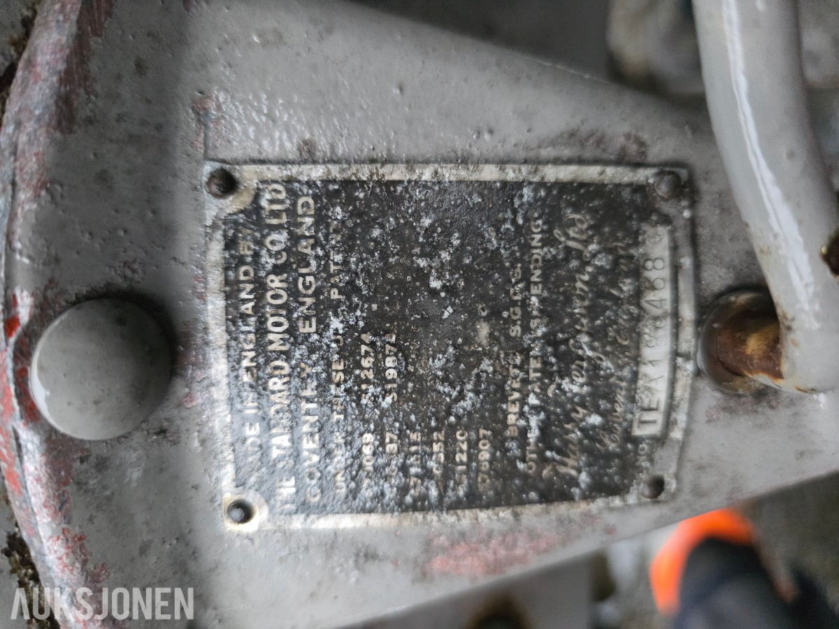 Gråtass veterantraktor reparasjonsobjekt/deletraktor