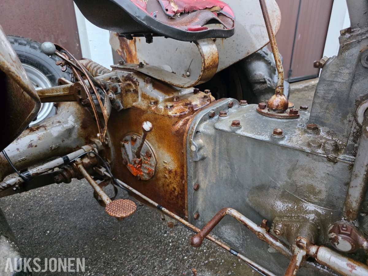 Gråtass veterantraktor reparasjonsobjekt/deletraktor