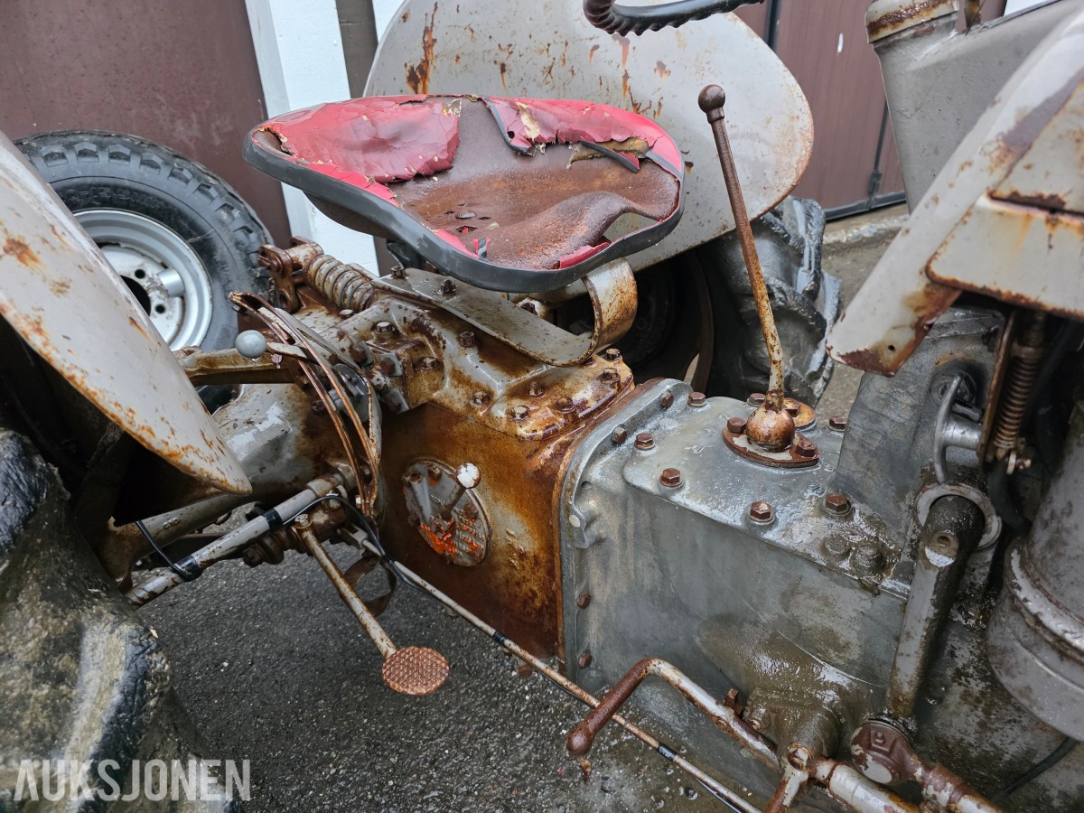 Gråtass veterantraktor reparasjonsobjekt/deletraktor