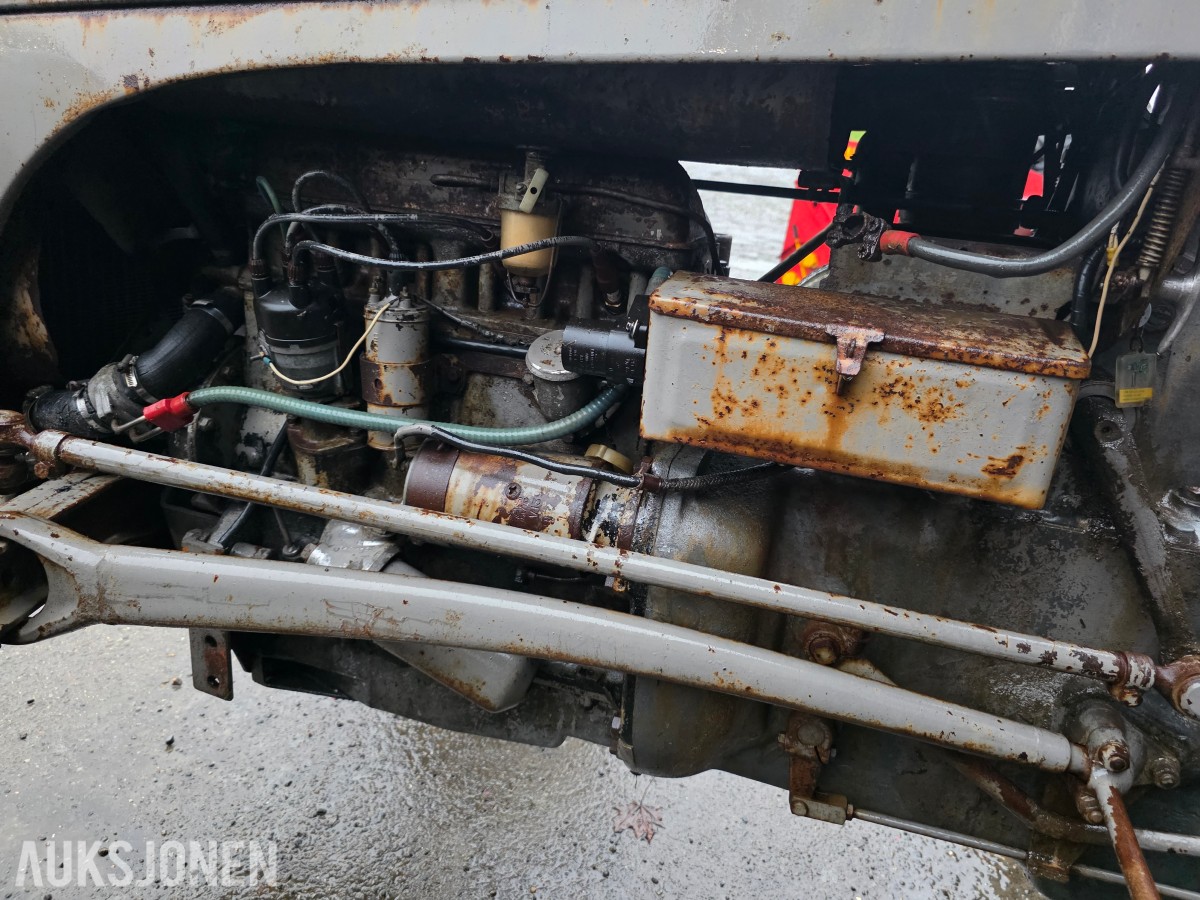 Gråtass veterantraktor reparasjonsobjekt/deletraktor