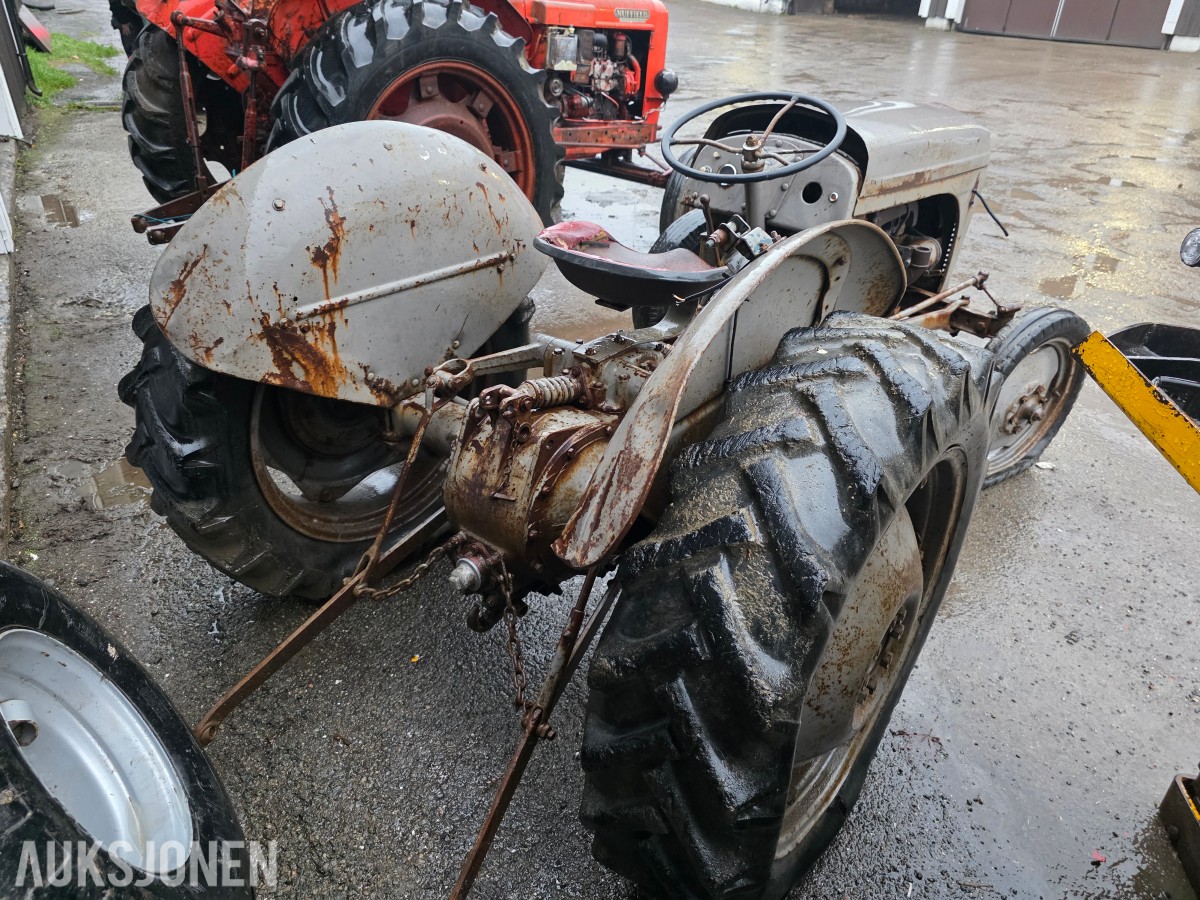 Gråtass veterantraktor reparasjonsobjekt/deletraktor