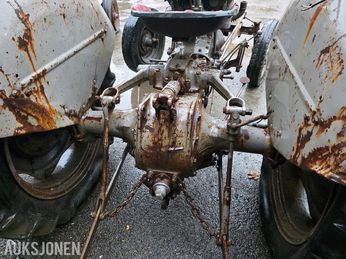 Gråtass veterantraktor reparasjonsobjekt/deletraktor