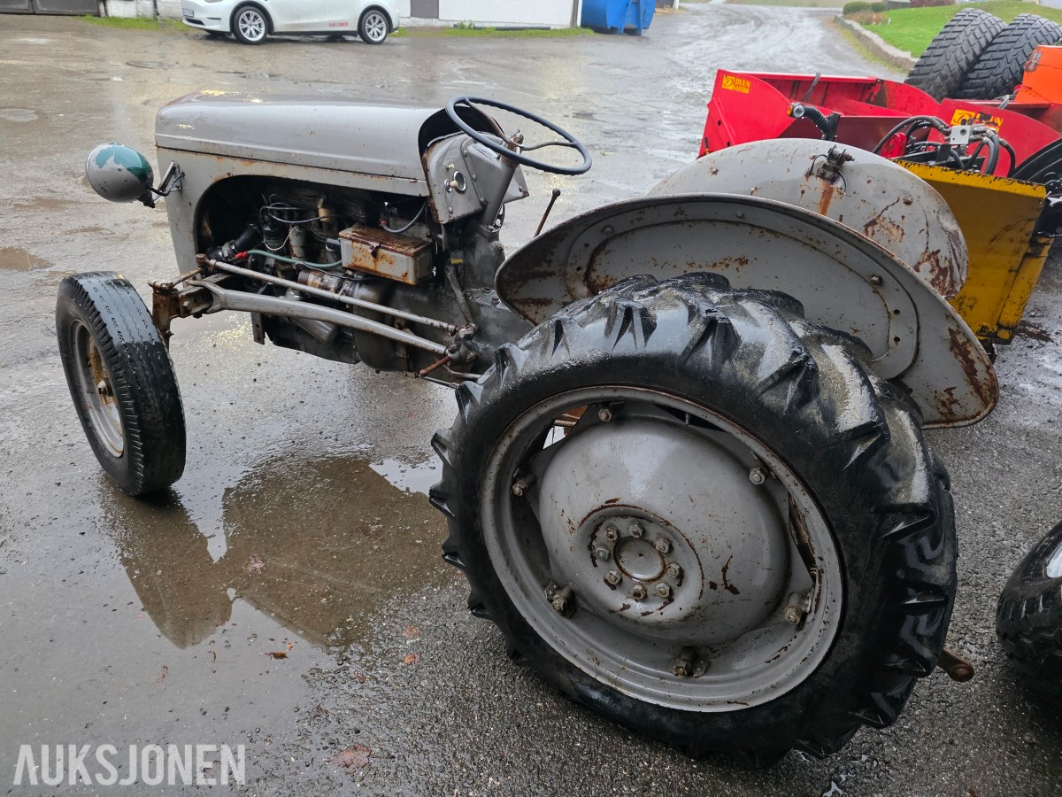 Gråtass veterantraktor reparasjonsobjekt/deletraktor