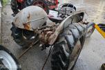 Gråtass veterantraktor reparasjonsobjekt/deletraktor