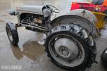 Gråtass veterantraktor reparasjonsobjekt/deletraktor