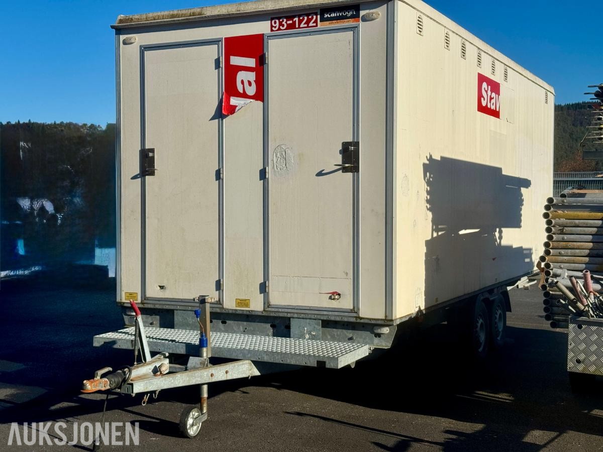 Scanvogn Mannskapsbrakke med toalett & oppbevaringsrom - 1500 kg