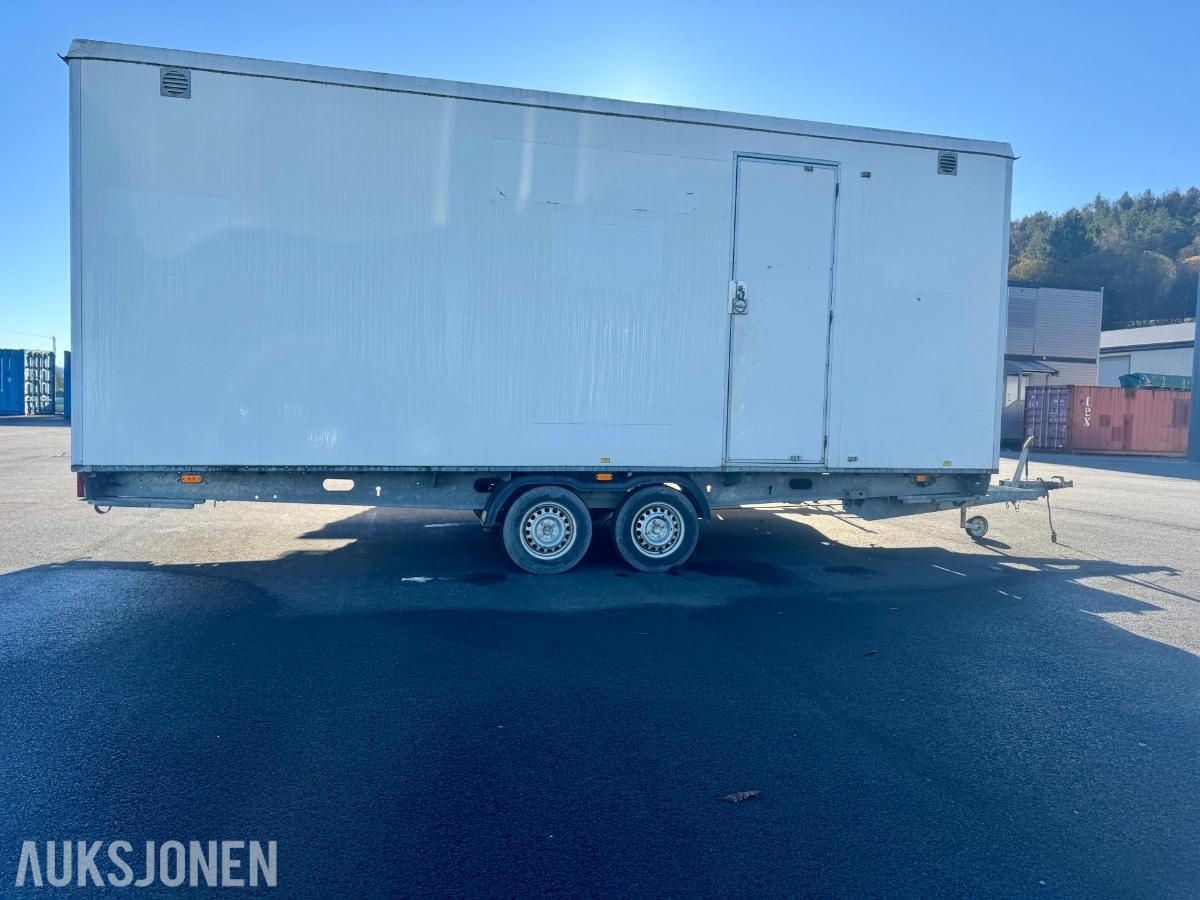 Scanvogn Mannskapsbrakke med toalett & oppbevaringsrom - 1500 kg