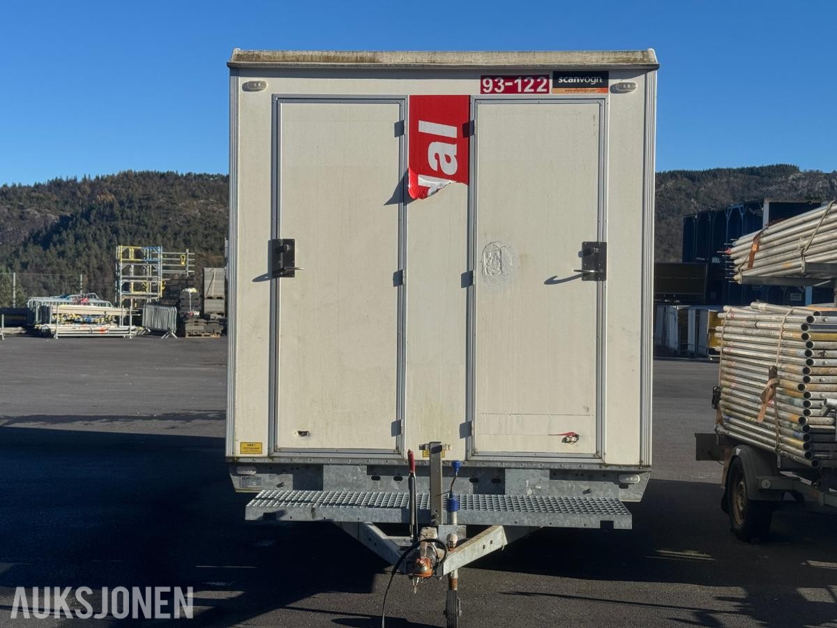 Scanvogn Mannskapsbrakke med toalett & oppbevaringsrom - 1500 kg