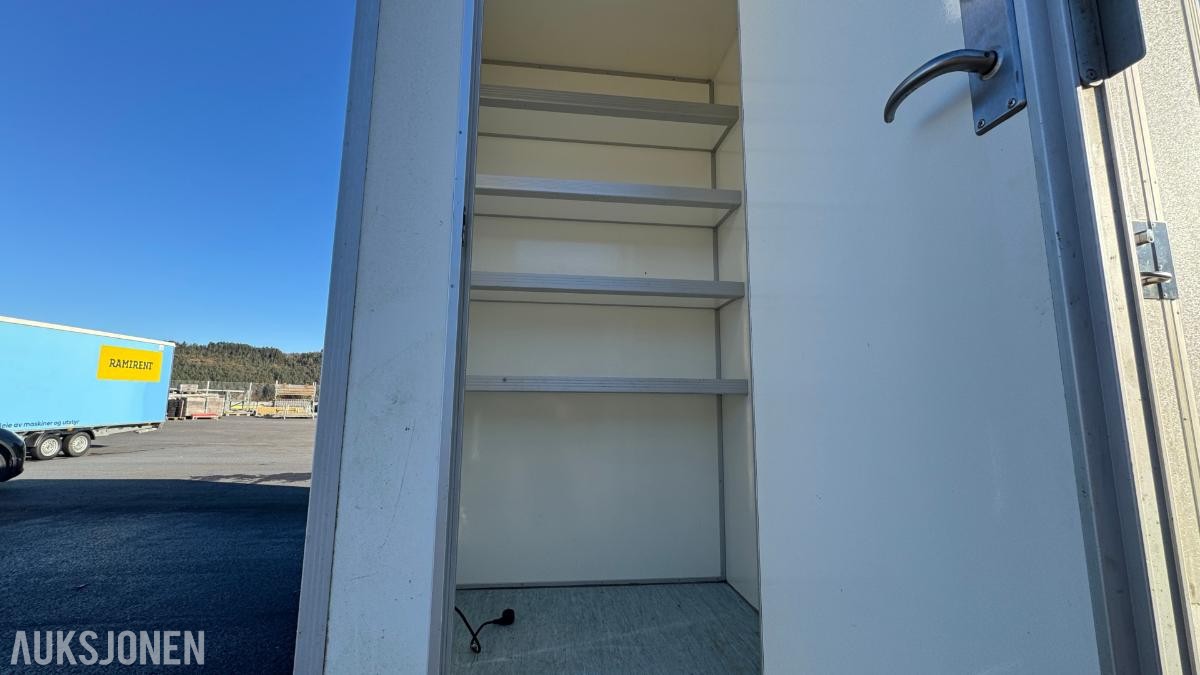 Scanvogn Mannskapsbrakke med toalett & oppbevaringsrom - 1500 kg