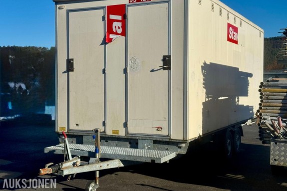 Scanvogn Mannskapsbrakke med toalett & oppbevaringsrom - 1500 kg