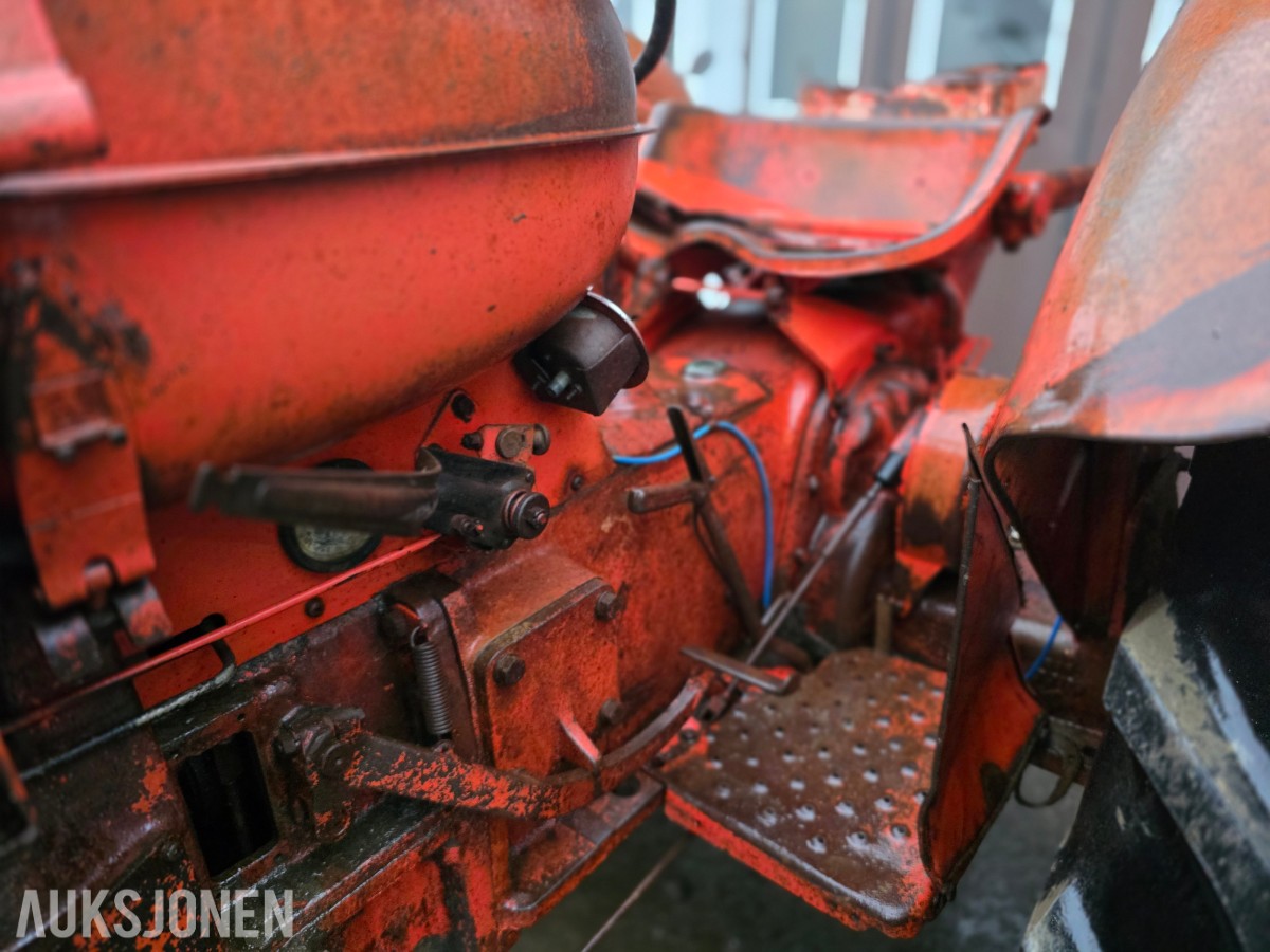 Nuffield Universal four veterantraktor reparasjonsobjekt
