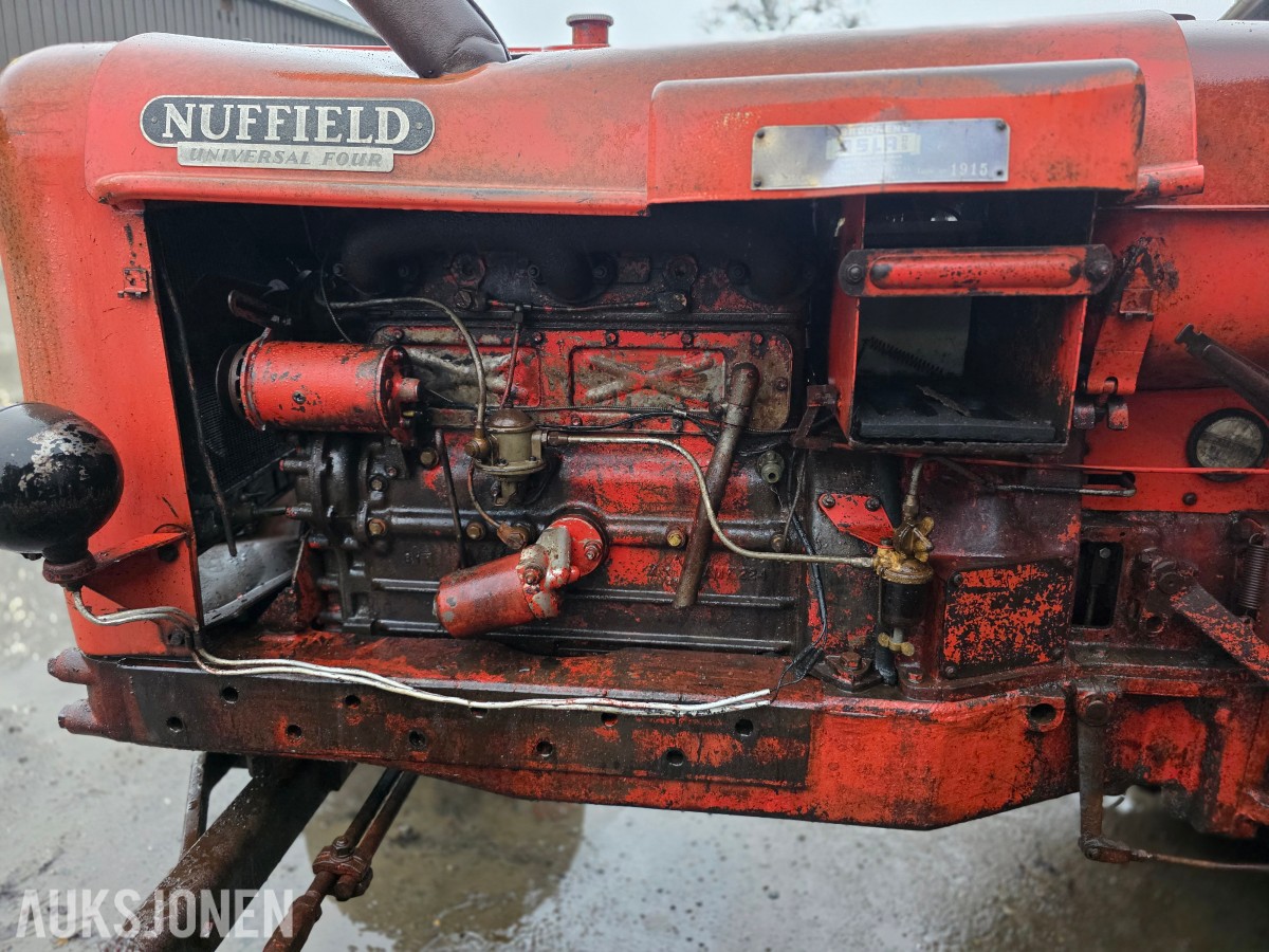 Nuffield Universal four veterantraktor reparasjonsobjekt