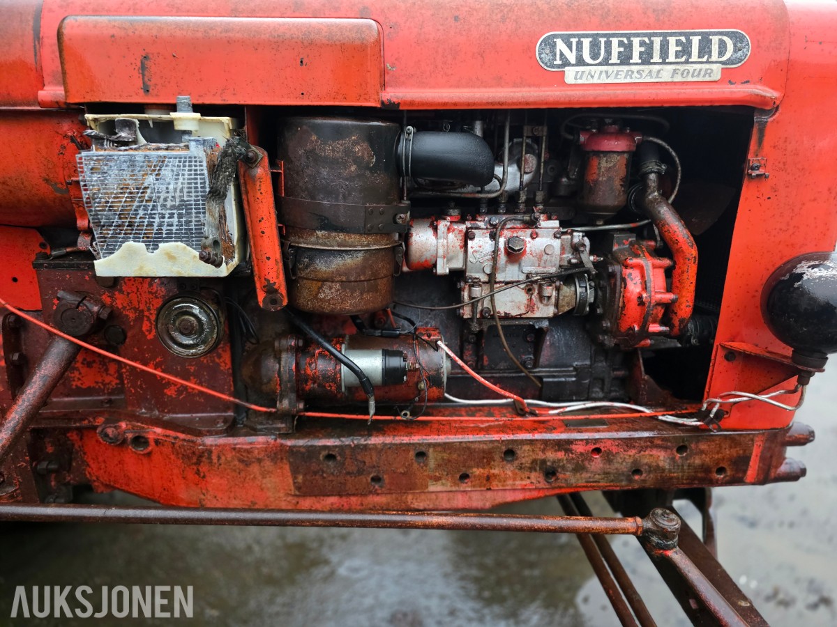 Nuffield Universal four veterantraktor reparasjonsobjekt