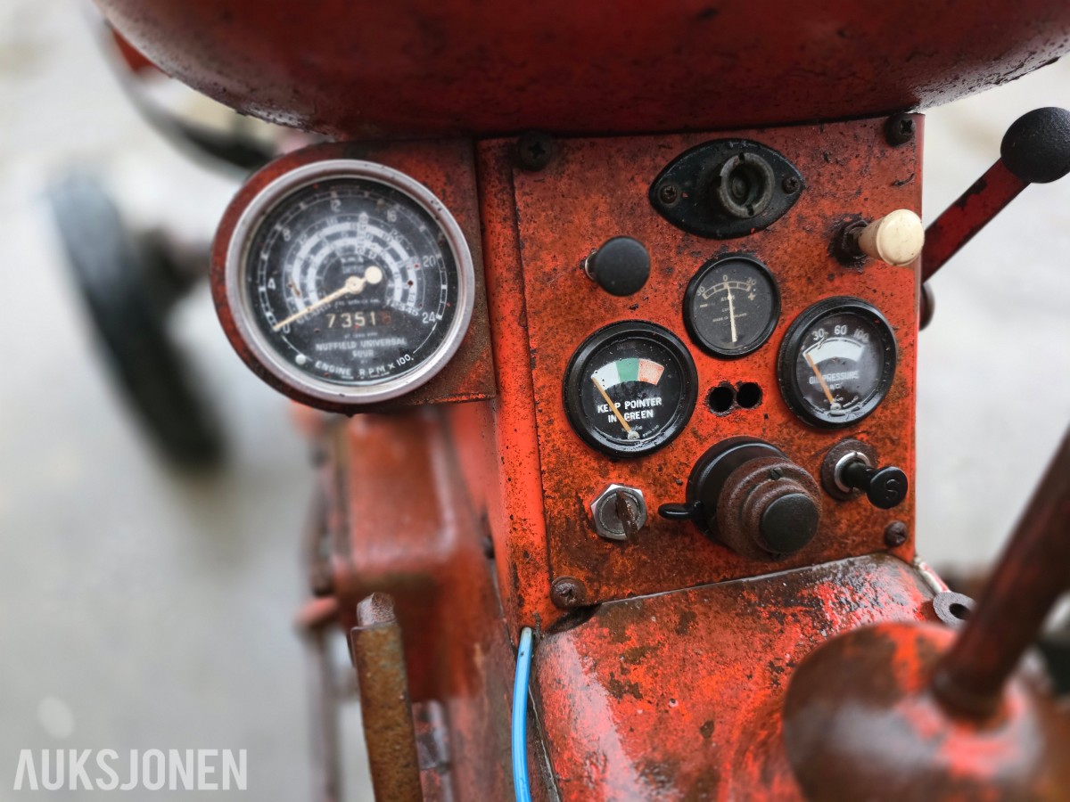Nuffield Universal four veterantraktor reparasjonsobjekt