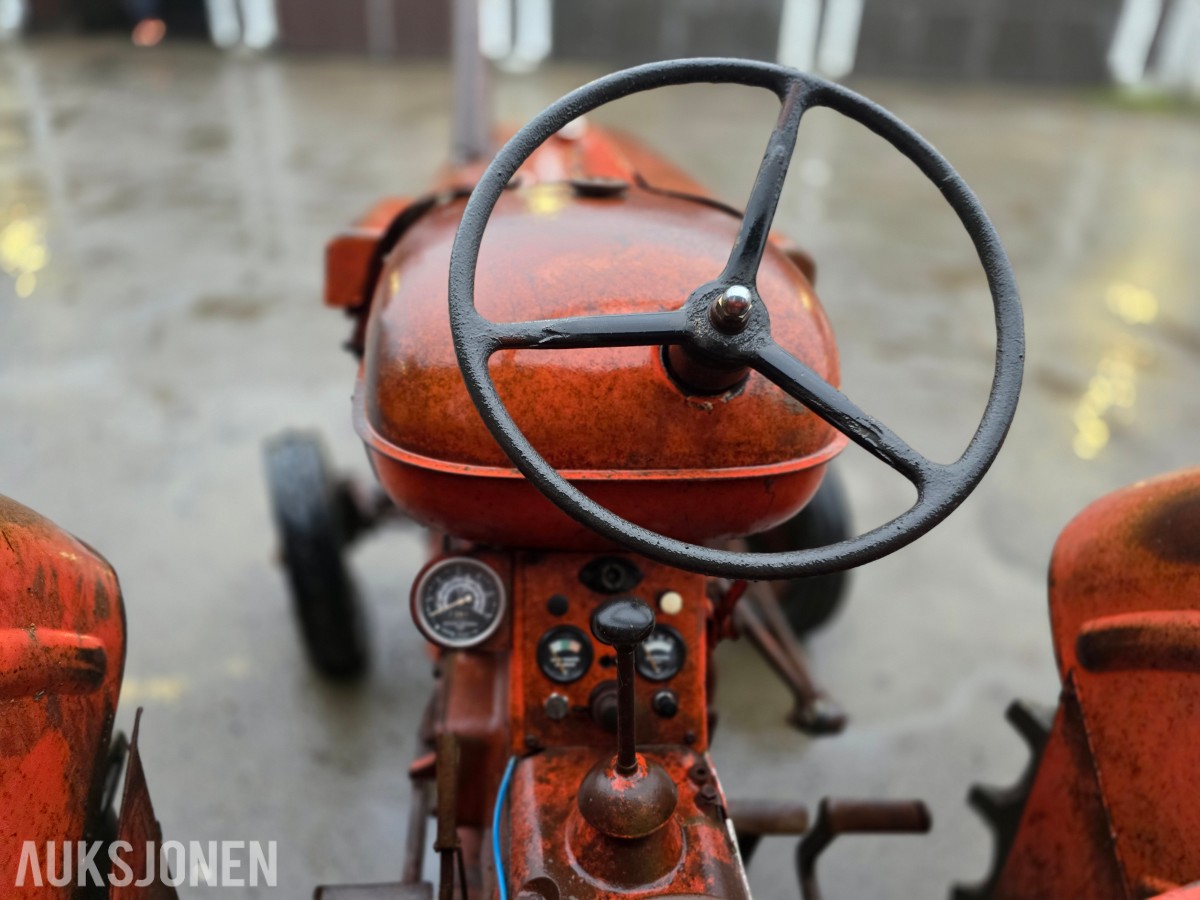 Nuffield Universal four veterantraktor reparasjonsobjekt