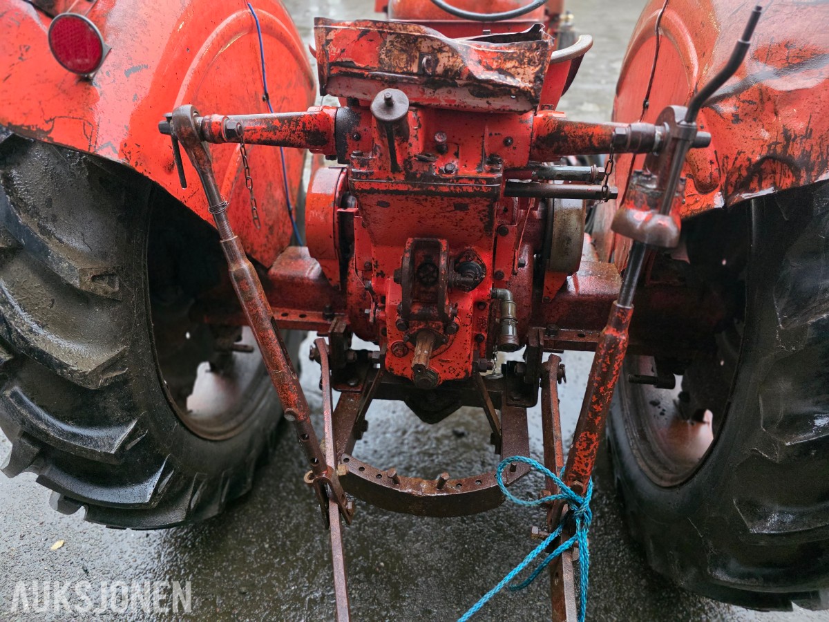 Nuffield Universal four veterantraktor reparasjonsobjekt