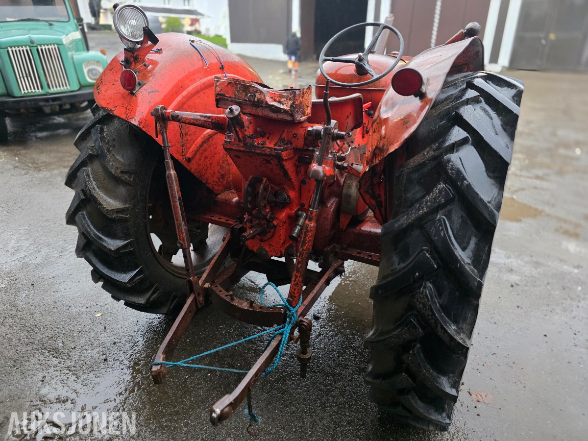 Nuffield Universal four veterantraktor reparasjonsobjekt