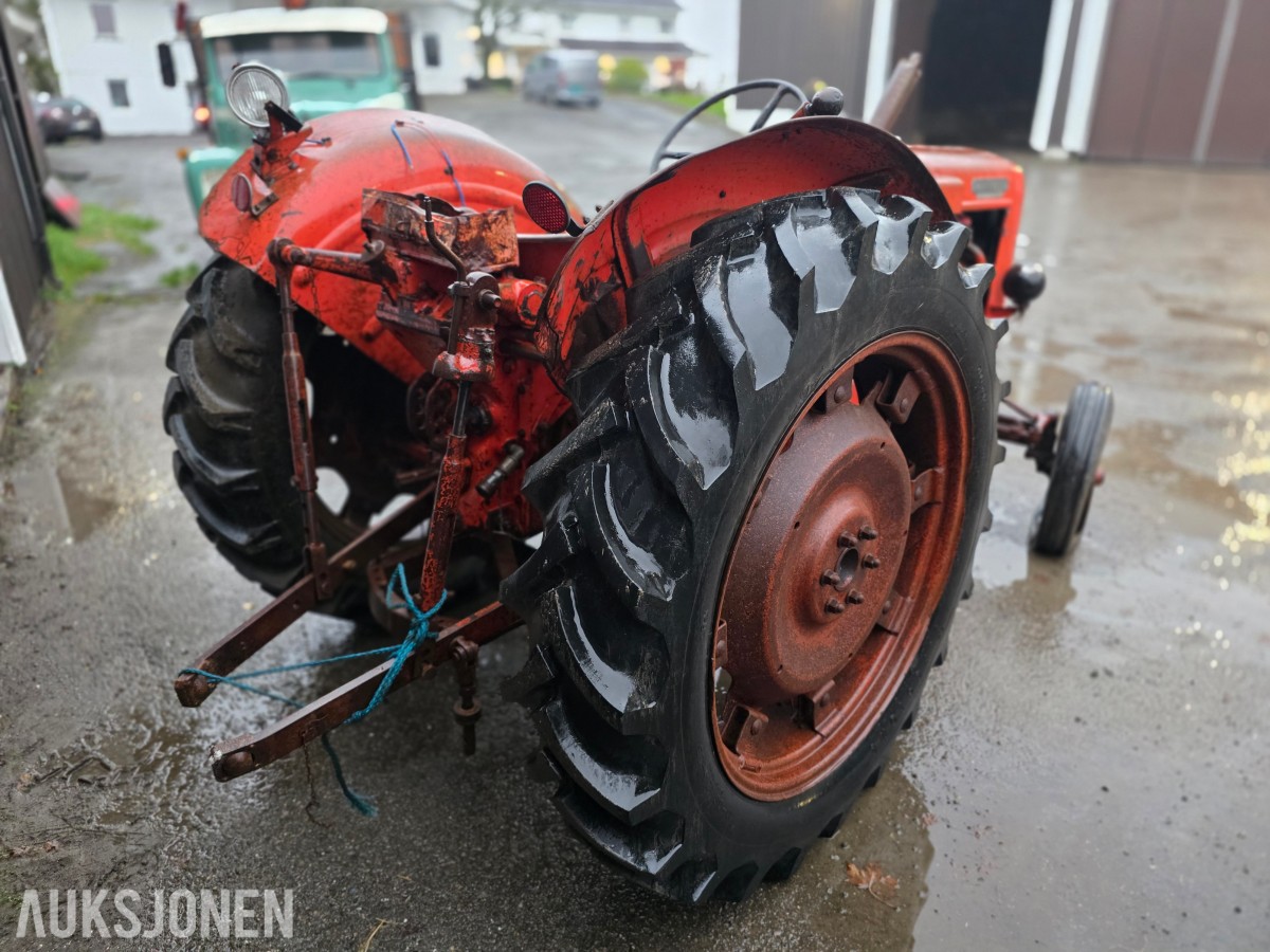 Nuffield Universal four veterantraktor reparasjonsobjekt