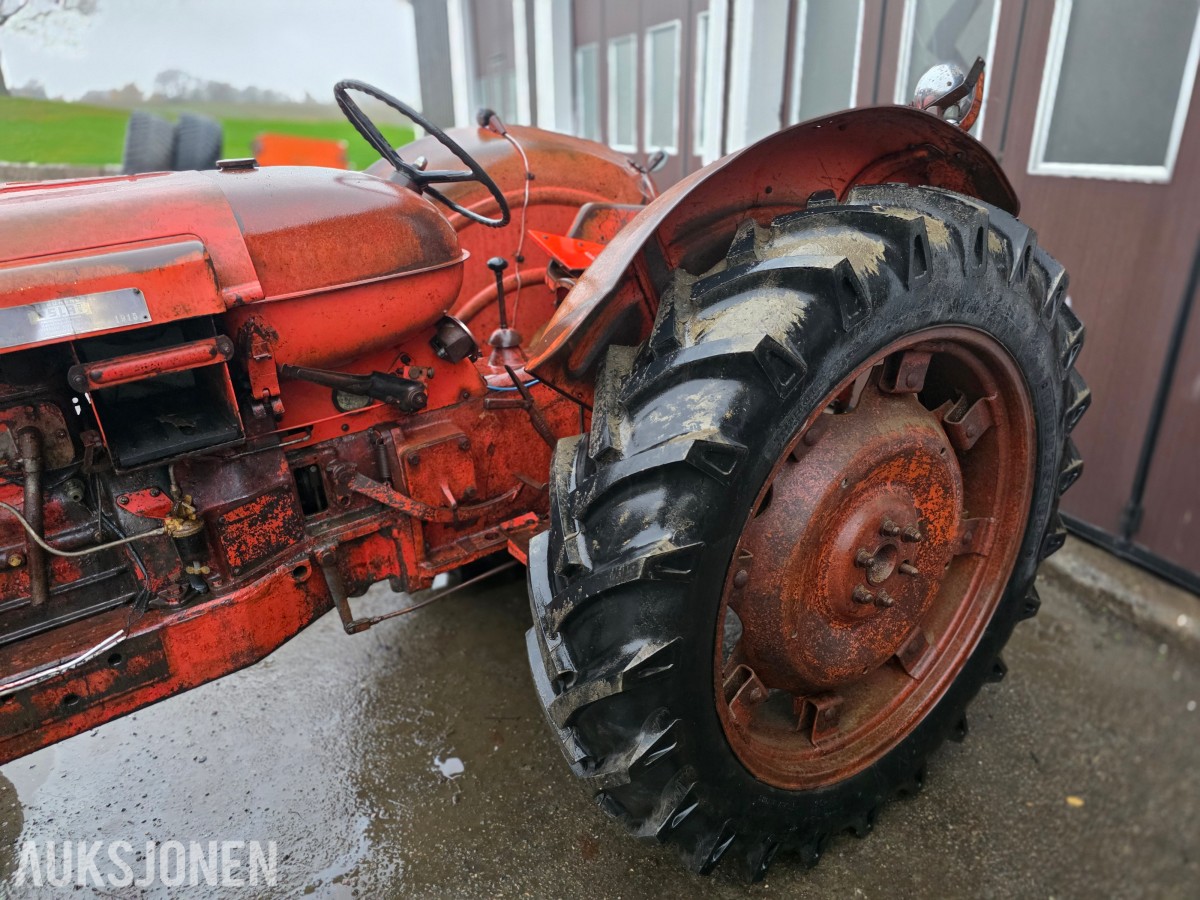 Nuffield Universal four veterantraktor reparasjonsobjekt