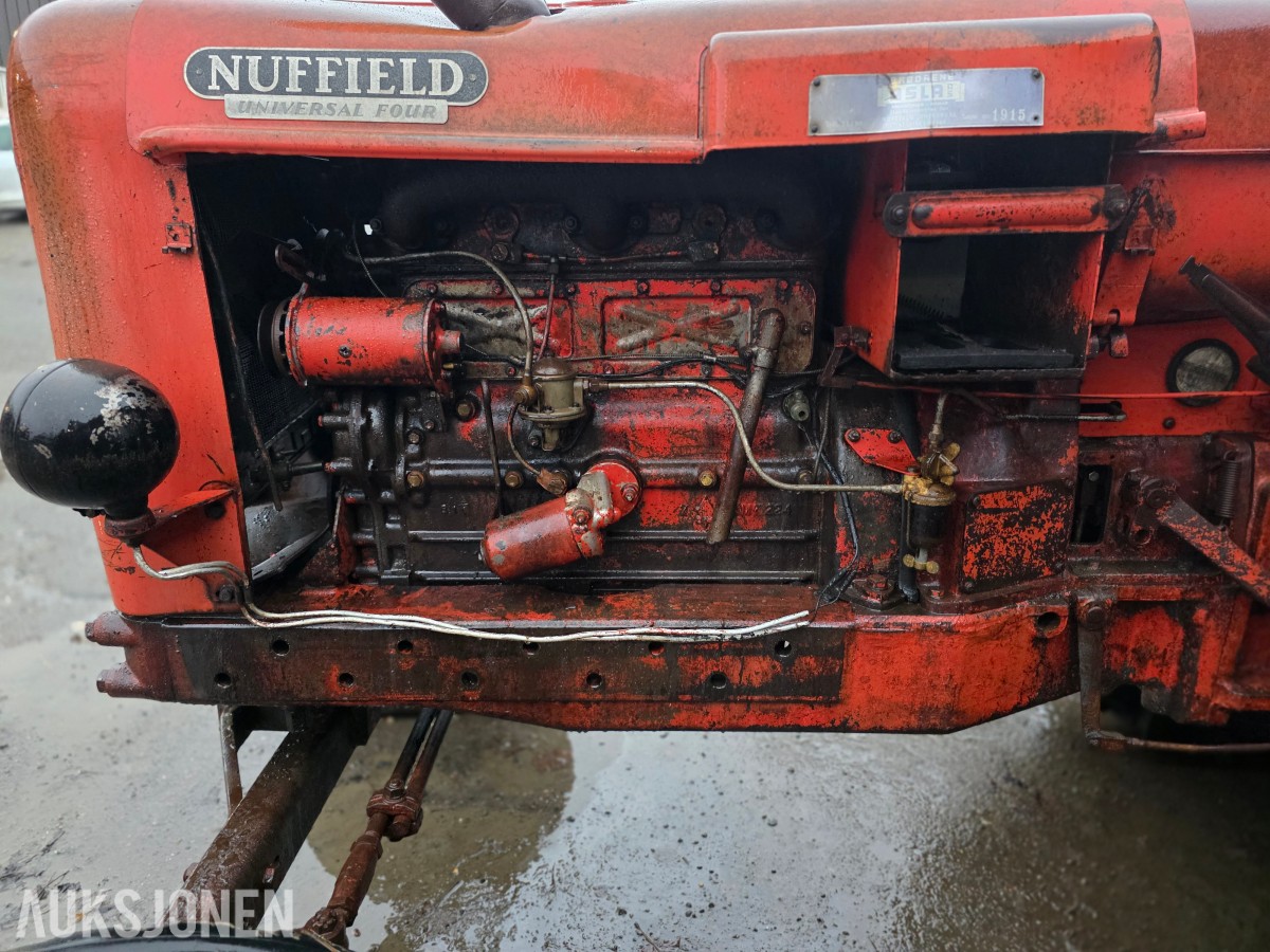 Nuffield Universal four veterantraktor reparasjonsobjekt