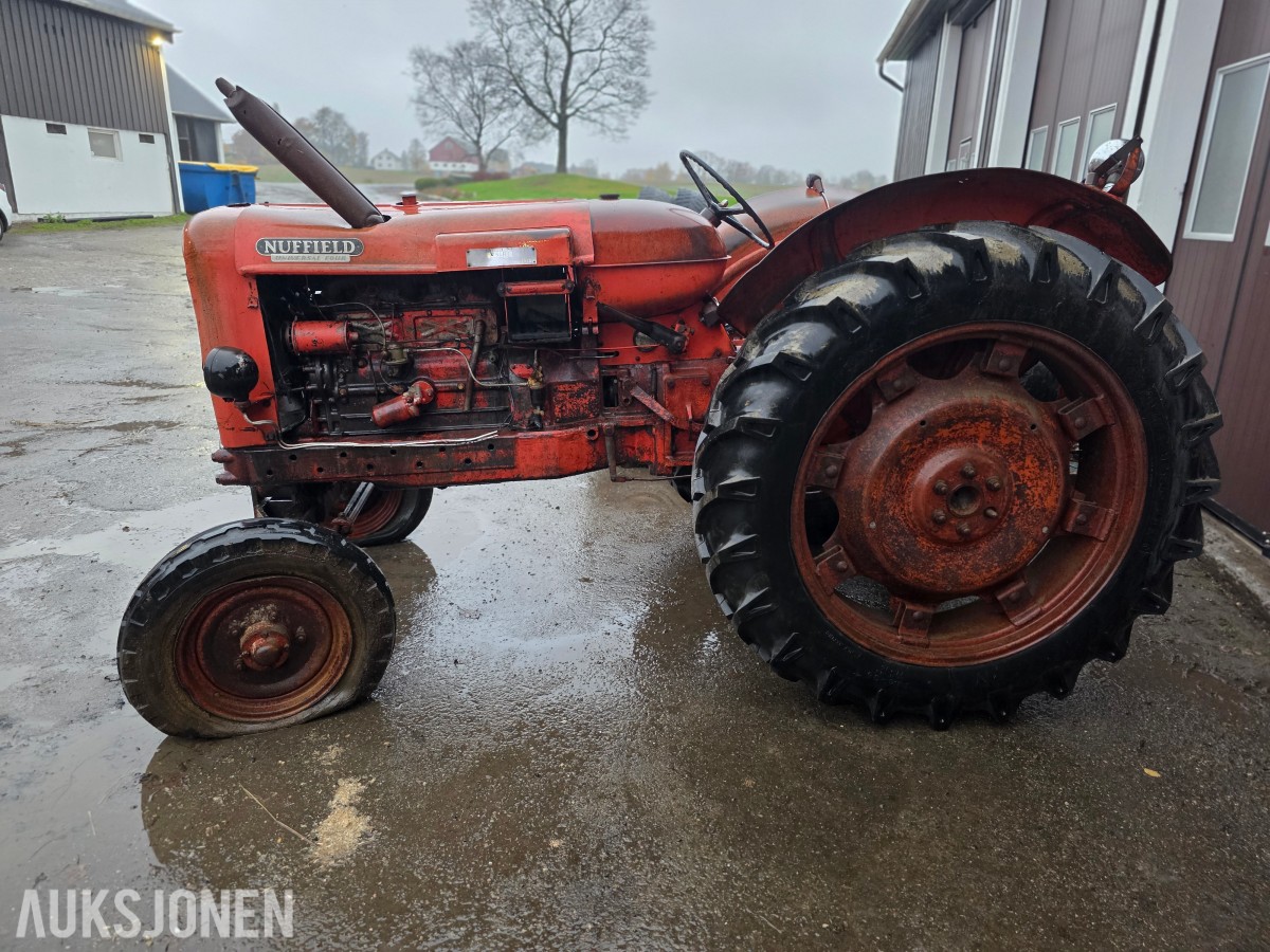 Nuffield Universal four veterantraktor reparasjonsobjekt
