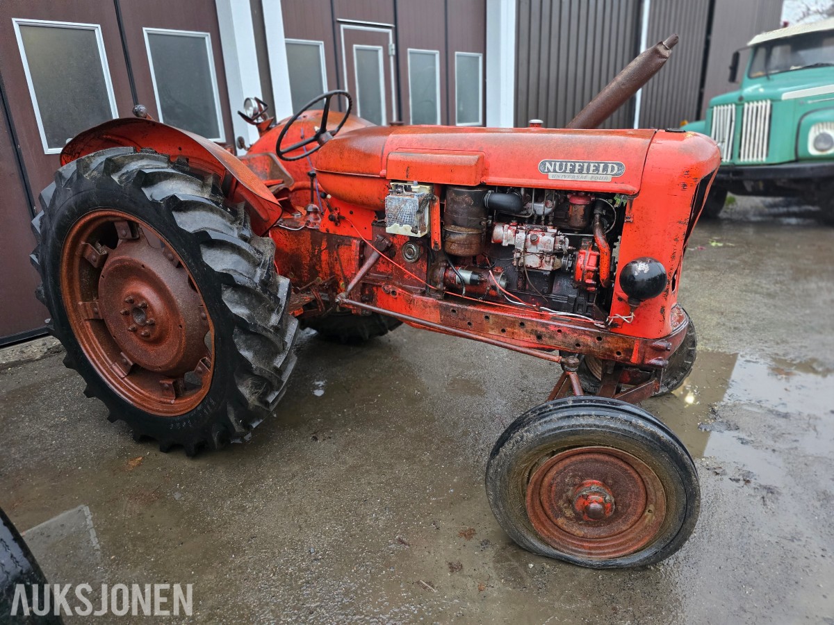 Nuffield Universal four veterantraktor reparasjonsobjekt