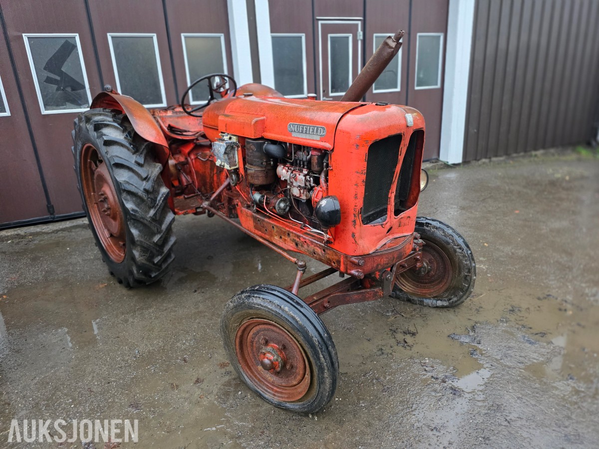 Nuffield Universal four veterantraktor reparasjonsobjekt