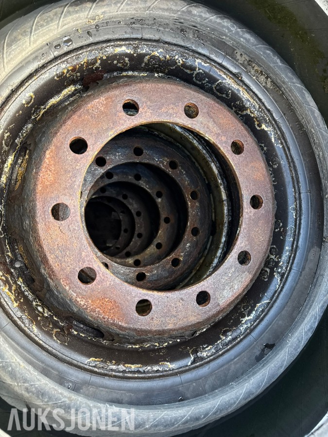 13 stk lastebildekk m / felg 315/80 R22.5 