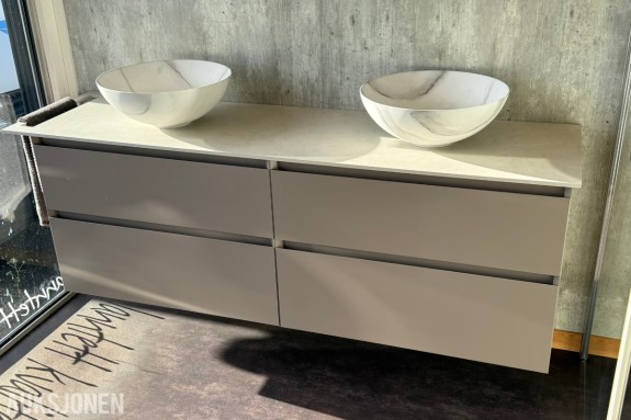 Korsbakken Bad Loft baderomsinnredning – 170 cm – 2 Calacatta bolleservanter 