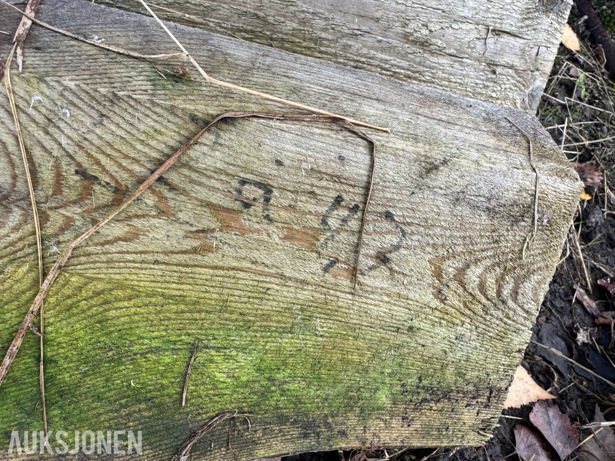 Diverse staur, brøytestikker og impregnerte stokker og bjelker