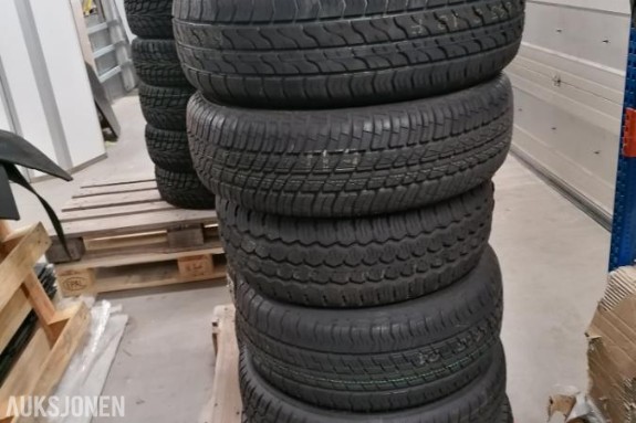 1 pall med  8 stk dekk og 8 stk komplette hjul  div. dimensjoner