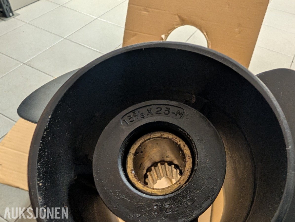 Parti med 9 stk. Yamaha-propeller i diverse størrelser og utførelser