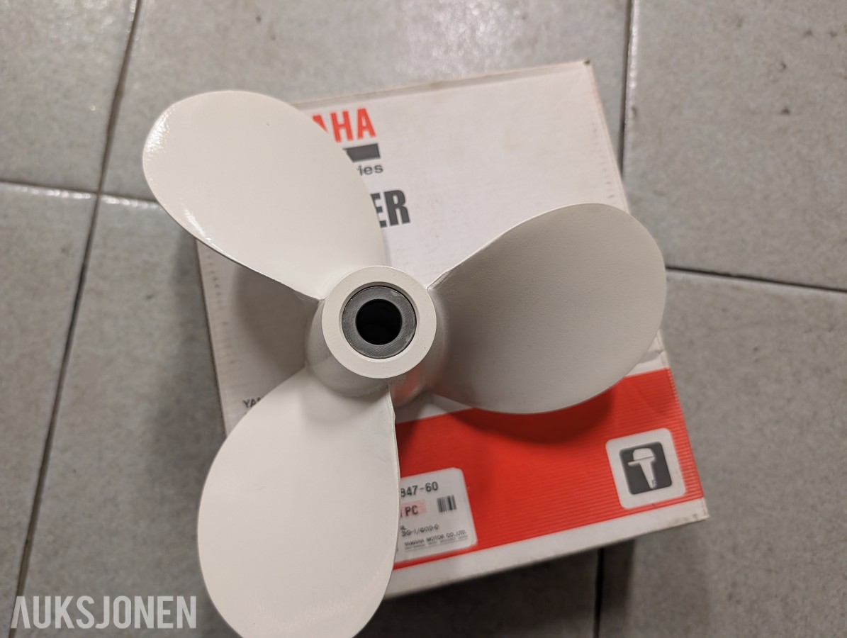 Parti med 9 stk. Yamaha-propeller i diverse størrelser og utførelser