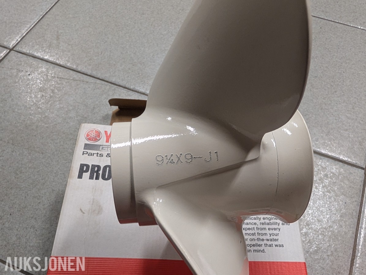 Parti med 9 stk. Yamaha-propeller i diverse størrelser og utførelser
