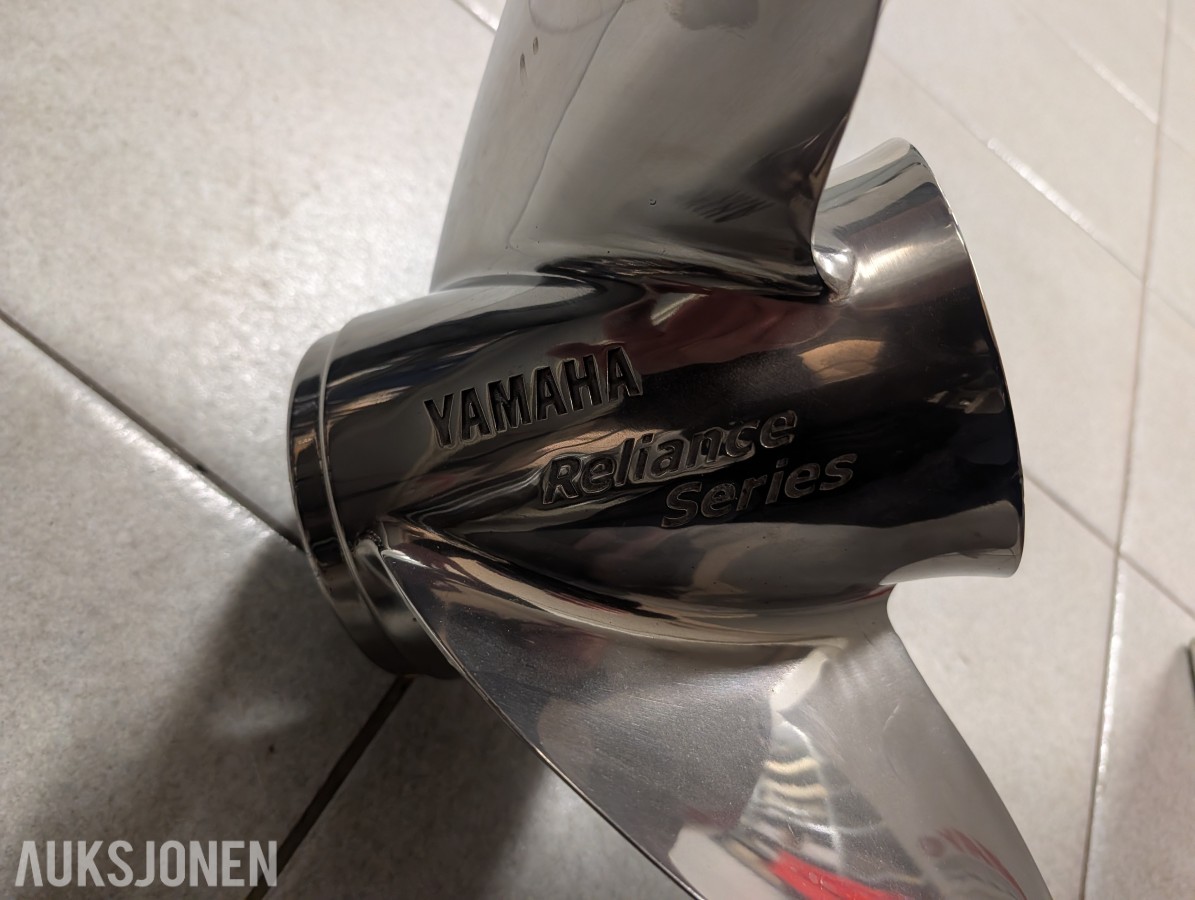 Parti med 9 stk. Yamaha-propeller i diverse størrelser og utførelser