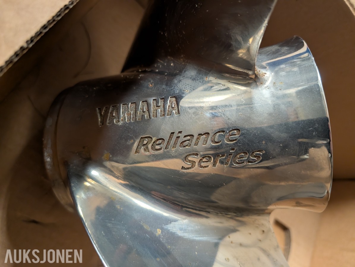 Parti med 9 stk. Yamaha-propeller i diverse størrelser og utførelser