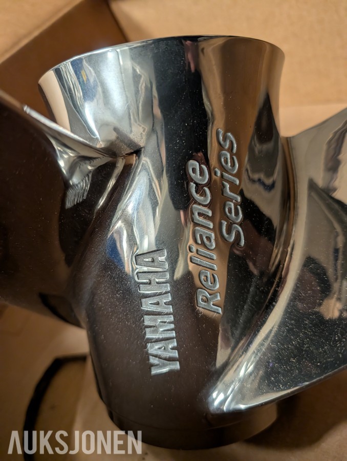 Parti med 9 stk. Yamaha-propeller i diverse størrelser og utførelser