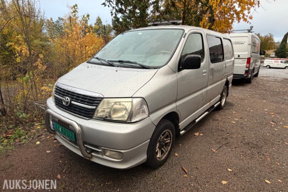 2011 Toyota HiAce 2.5 D-4D - EU-Godkjent - 4x4 - 325088 km - Hengerfeste - Frontbøyle - Ekstra vinterhjul