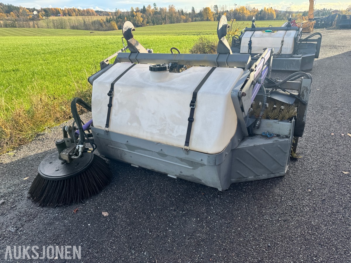 Holms 300-2.2 feiemaskin med vanntank og sidekost