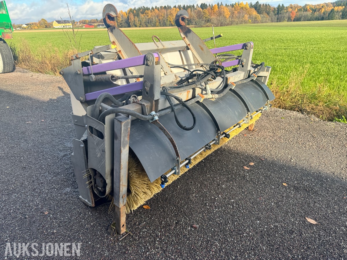 Holms 300-2.2 feiemaskin med vanntank og sidekost