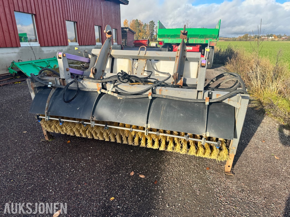 Holms 300-2.2 feiemaskin med vanntank og sidekost