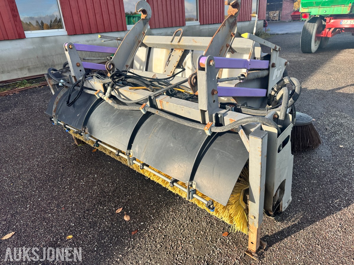 Holms 300-2.2 feiemaskin med vanntank og sidekost