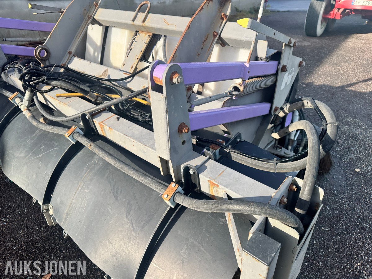 Holms 300-2.2 feiemaskin med vanntank og sidekost